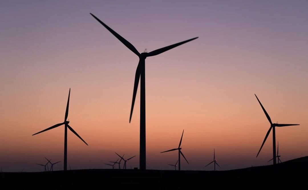 En esta imagen de archivo, un molino de viento funciona al atardecer en el condado de Solano, California, el 30 de agosto de 2023. Foto: AP