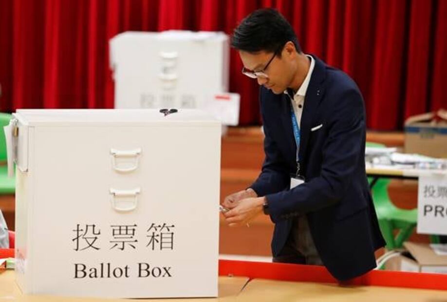 Elecciones en Hong Kong registran respuesta masiva