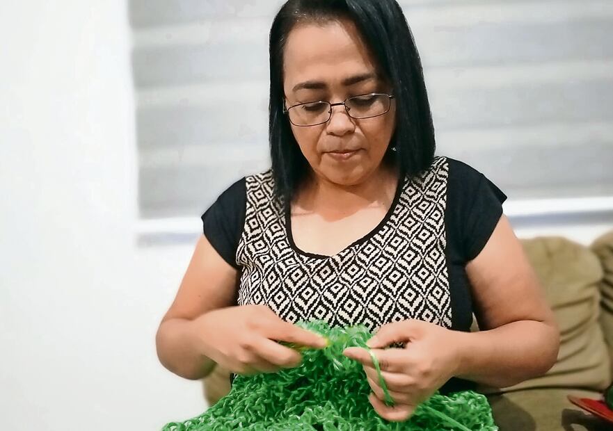 La señora Gladis aprendió a tejer gracias a sus tías en el pueblo. Foto Especial