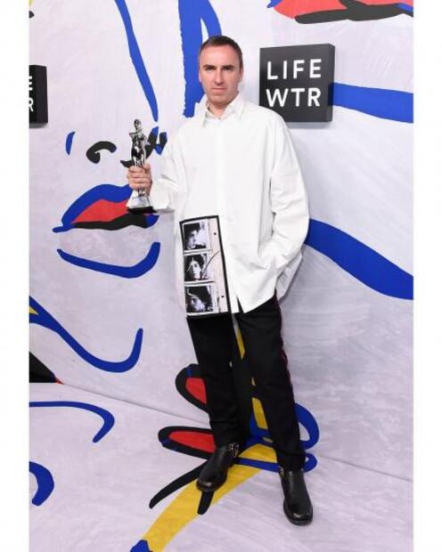  Raf Simons gana premio de Diseñador del Año en CFDA 2017
