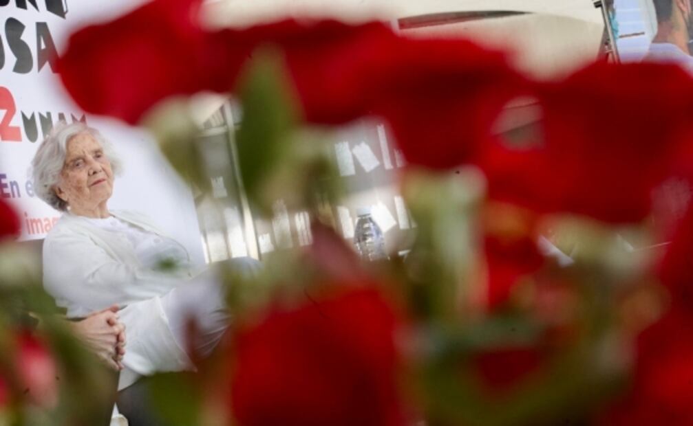 "Vivimos tiempos privilegiados, y posiblemente son los últimos que viva": Elena Poniatowska recibe homenaje en la UNAM