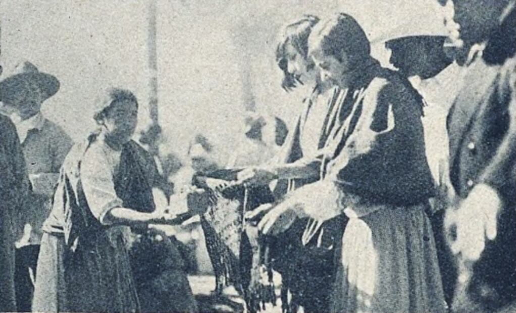 A rezar, pero sobre todo a comer: el Día de la Virgen hace cien años