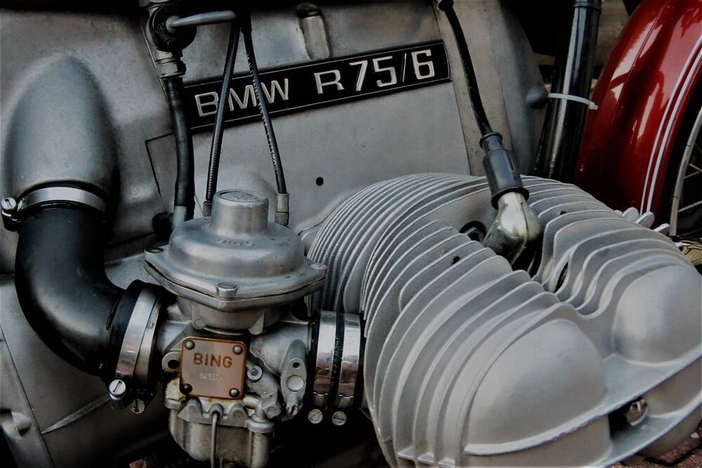 El estacionar el auto en temperaturas muy húmedas puede dañar el estado de las bujías / Foto: Pexels