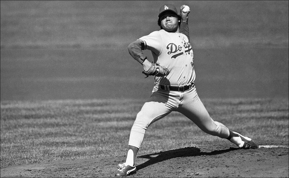Como pocos peloteros pueden hacerlo, Valenzuela marcó su terreno desde su llegada a las Grandes Ligas en 1981, con la “Fernandomanía”, cuando a sus 20 años comenzó su primera temporada completa con marca de 8-0 y efectividad de 0.50, para terminar con un registro de 13-7. Foto: archivo/EL UNIVERSAL