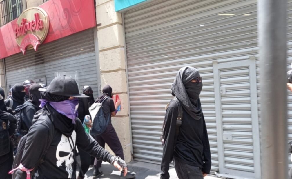 Colectivos feministas y madres de desaparecidos marchan hacia el Zócalo