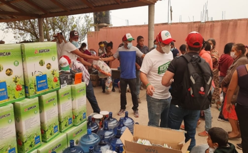 Simpatizantes de Félix Salgado y Mario Merón reparten apoyos a afectados por incendios forestales en Guerrero
