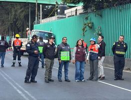 Un camión cargado con loseta cae en socavón en Periférico Oriente, en alcaldía Iztapalapa; cierran la circulación vehicular