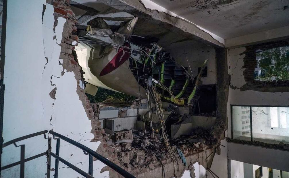 Lugar del accidente aéreo cerca del Aeropuerto Internacional Sardar Vallabhbhai Patel en Ahmedabad, Gujarat, oeste de la India, el 12 de junio de 2025. El vuelo AI171 de Air India, con destino a Londres y con 242 pasajeros y tripulantes a bordo de un Boeing 787-8, se estrelló minutos después del despegue en la zona de Meghaninagar, en Ahmedabad. Foto: EFE