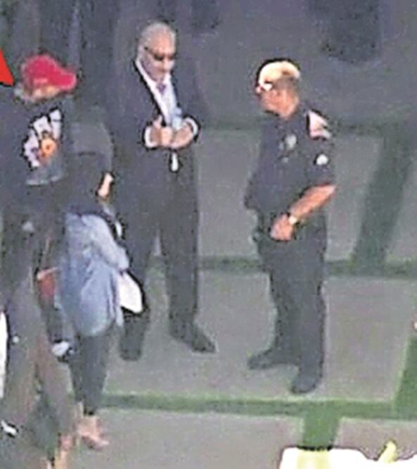 Al final Chris platicó con los policías y regresó a su casa (TOMADO DE TMZ)