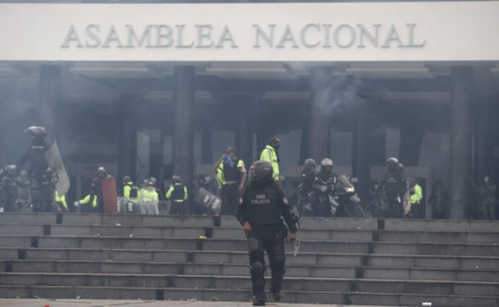 Indígenas toman el Parlamento Ecuador al grito de "¡fuera Moreno!"