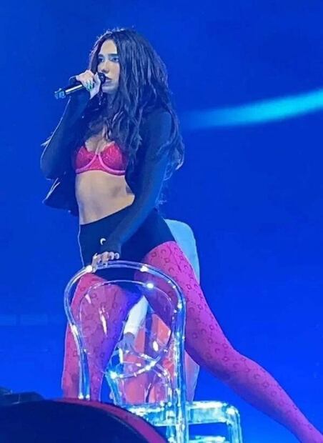 Dua Lipa viste lencería sobre coloridas medias e impone tendencia