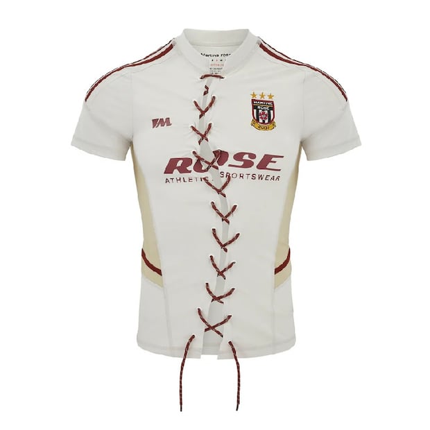 Dua Lipa transformó este jersey deportivo en una versión cropped y estilizada. Foto: Martine Rose