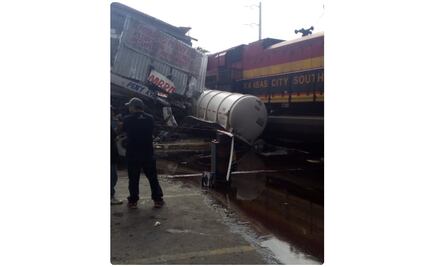 Tren embiste tractocamión en Nuevo León
