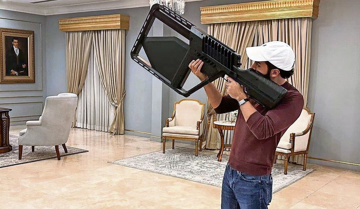 El presidente de El Salvador, Nayib Bukele, exhibe una arma antidrones adquirida en octubre de 2023. Foto: Presidencia del Salvador