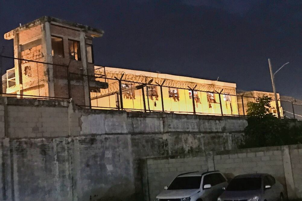 Apostados con las piernas de fuera, los reclusos miran los juegos, aunque con poco detalle (ARIEL VELÁZQUEZ. EL UNIVERSAL)