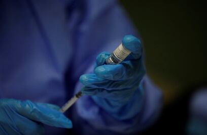 Covid-19: Pfizer sugiere que tercera dosis de vacuna protegerá a adultos mayores de variante Delta