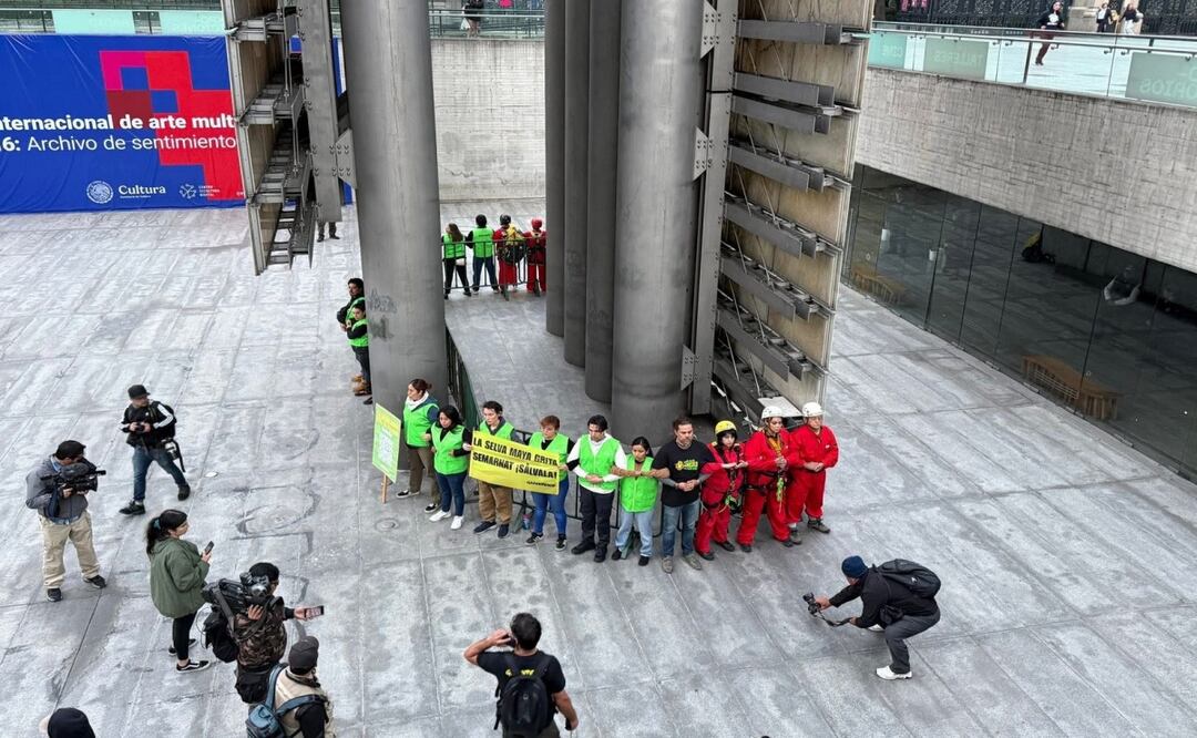 Activistas de Greenpeace escalan la Estela de Luz para exigir protección de la Selva Maya. Foto: Especial