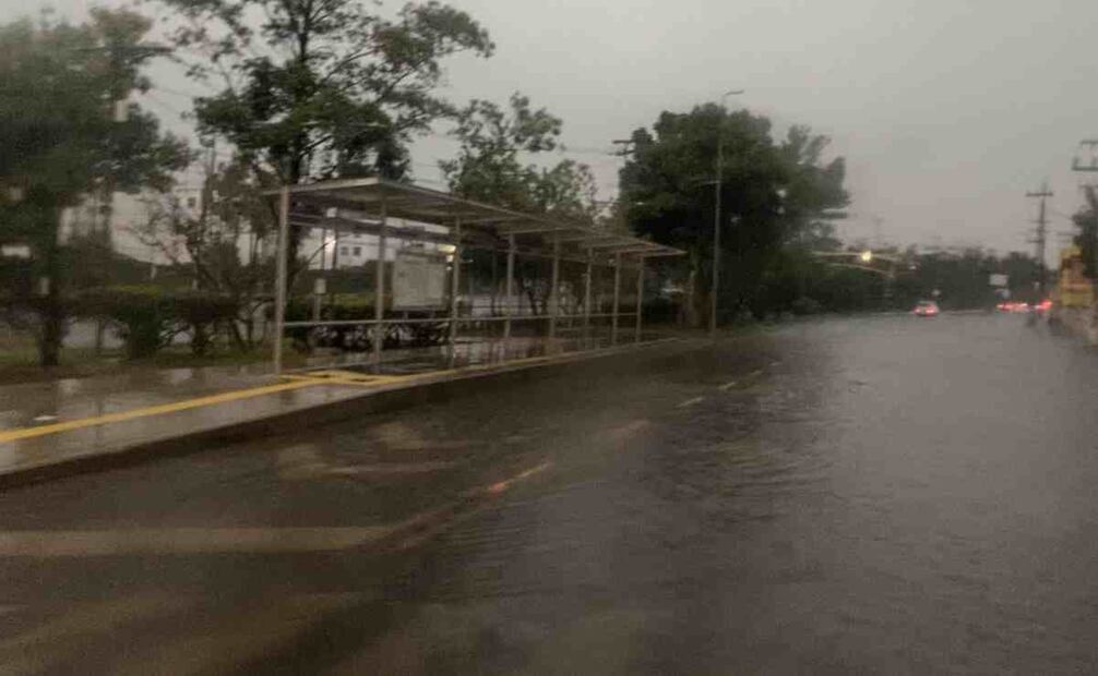Debido a las fuertes lluvias de esta tarde, avenida Aztecas se encuentra inundada. Foto: Yaretzy M . Osnaya/EL UNIVERSAL
