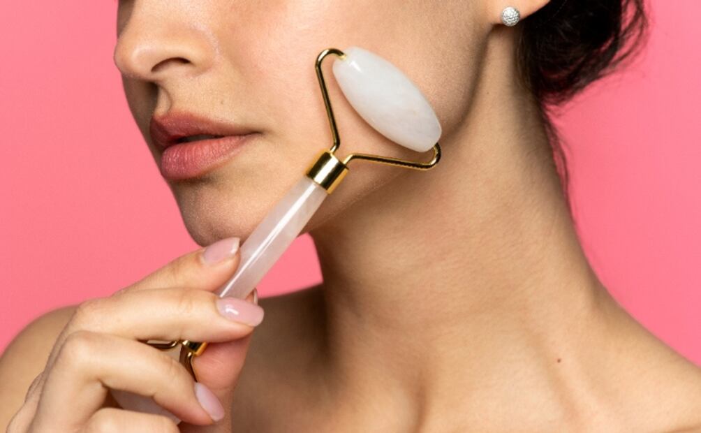 Puedes aplicar un sérum facial antes de emplear el rodillo de cuarzo rosa. Foto: Freepik