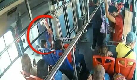 VIDEO Captan robo de celulares a pasajeros del Mexibús en Ecatepec; ladrones estaban en el pasillo y metieron la mano por la ventanilla