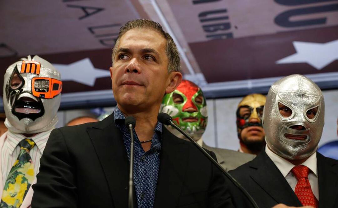 Miguel Ángel Mancera inauguró la exposición “Leyendas de la Lucha Libre” en el Metro Guerrero (FOTO: LUIS CORTES / EL UNIVERSAL)