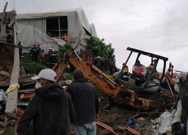 Familia muere sepultada tras deslave de tierra sobre vivienda en Villa Guerrero, Edomex