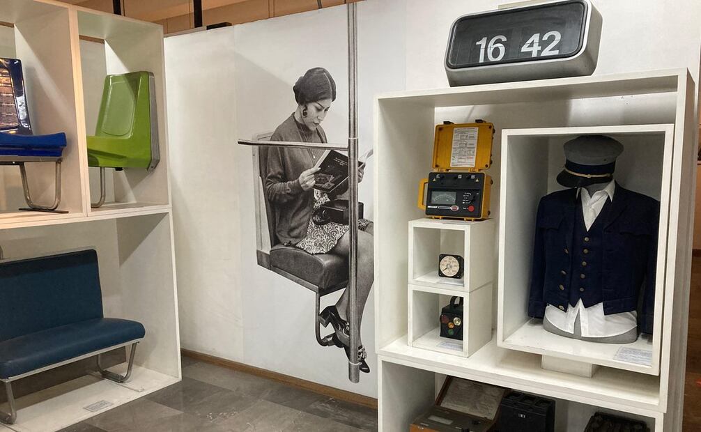 Este centro cultural también tiene en exhibición algunos objetos curiosos que han sido clave para el desarrollo y la innovación del Metro desde su inauguración. En la imagen se pueden apreciar un voltímetro, un battery tester, el uniforme de operador y las baterías del tren. Foto: Samantha Godínez - EL UNIVERSAL