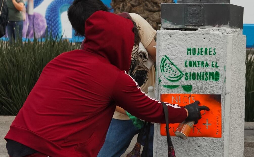 Manifestantes encapuchadas que avanzan en la marcha del 25N, realizan pintas en distintos puntos (25/11/2025). Foto: Osmar Alvarado / EL UNIVERSAL