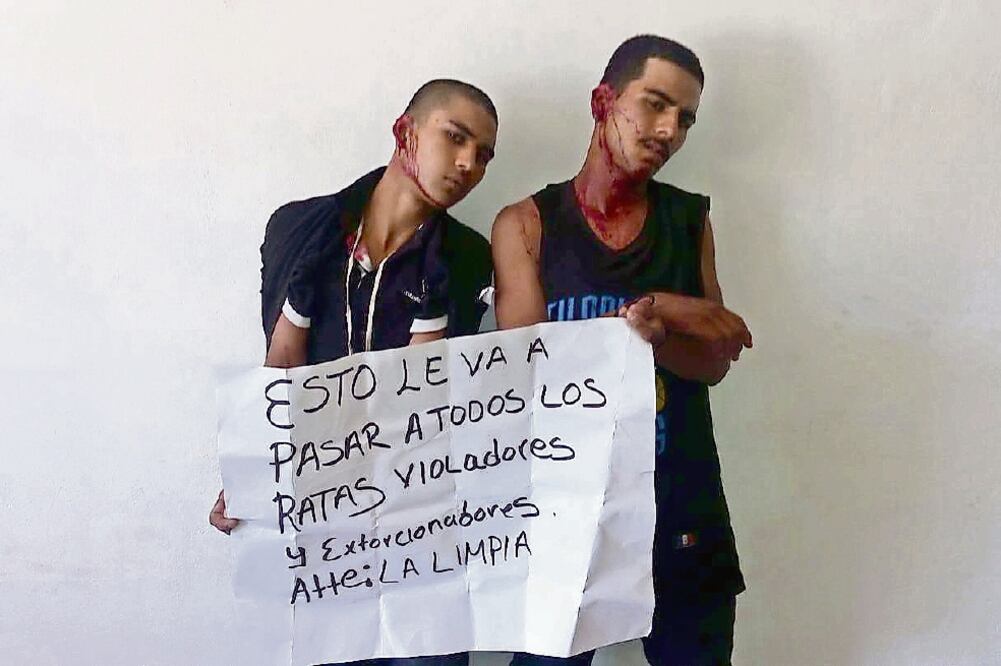 En redes sociales circula un video en el que los jóvenes son interrogados por dos hombres sobre sus robos (TOMADA DE FACEBOOK)