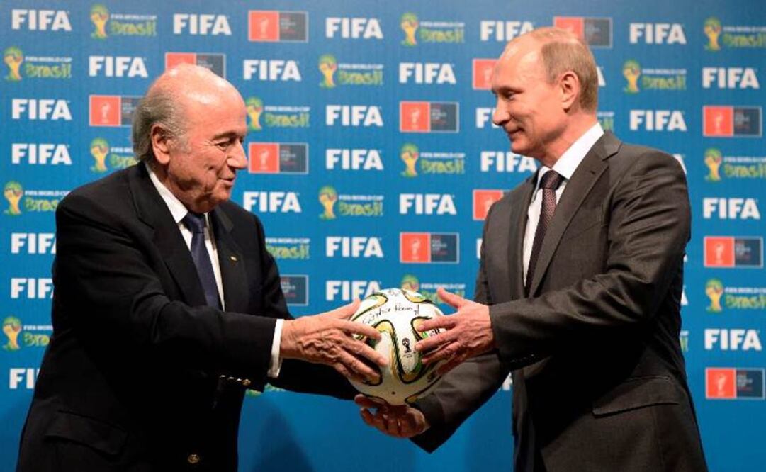 Blatter y Putin se saludan en un evento de la FIFA