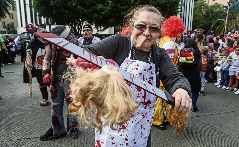 Tras los seres fantásticos y multicolores, los zombies salieron a las calles para asombrar y asustar a niños y adultos. Foto: Gabriel Pano / EL UNIVERSAL