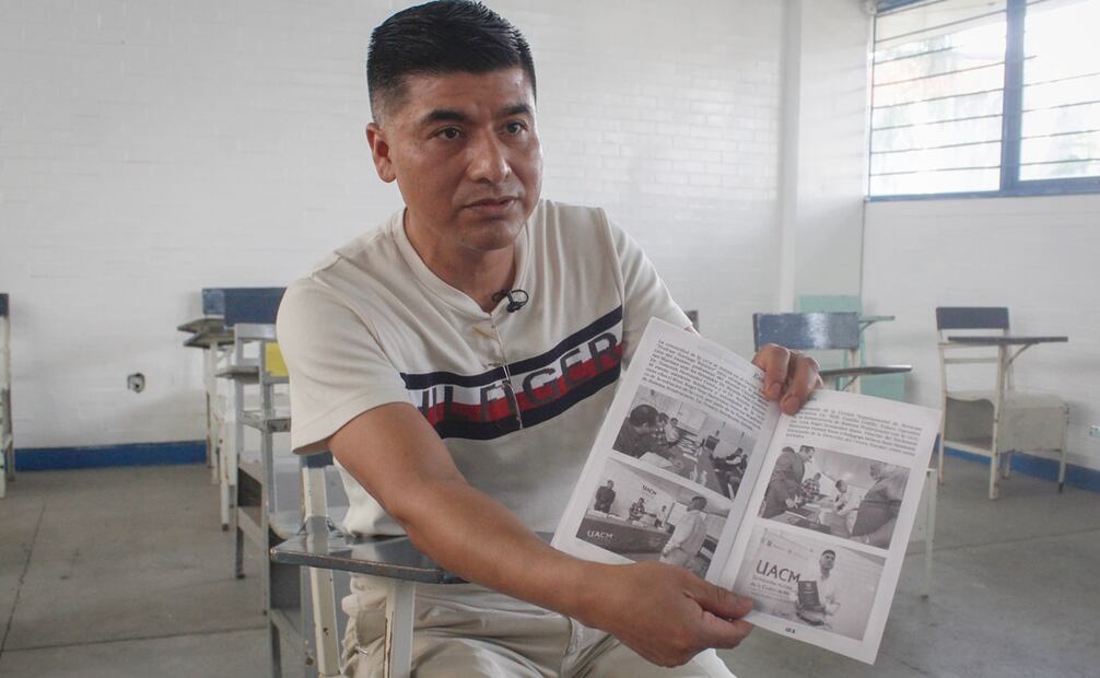 Martínez Martínez muestra la Gaceta del Reclusorio Norte, proyecto en el que también colabora para dar a conocer todas las actividades dentro del penal. En la edición de abril de este año, se publicó su examen profesional. Foto: Luis Camacho/EL UNIVERSAL.