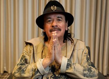 Carlos Santana se disculpa con la comunidad trans por los "comentarios insensibles" que hizo durante uno de sus conciertos