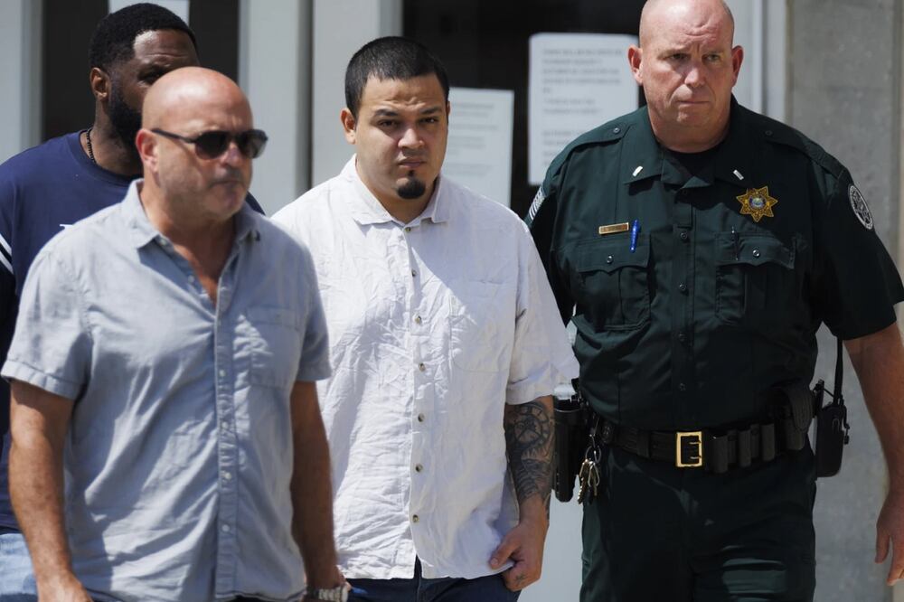 Kilmar Abrego García tiene 30 días para apelar ante la Junta de Apelaciones de Inmigración. En la imagen, el salvadoreño (centro) sale de la cárcel del condado de Putnam en Cookeville, Tennessee. Foto: AP