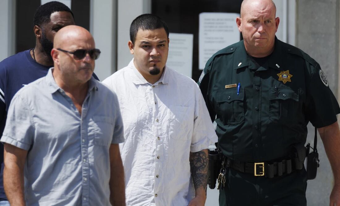 Kilmar Abrego García (centro) sale de la cárcel del condado de Putnam el viernes 22 de agosto de 2025 en Cookeville, Tennessee. Foto: AP