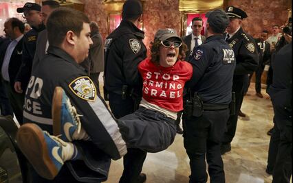 FOTOS: Así fue la protesta dentro de la Torre Trump; exigen liberación de activista propalestino