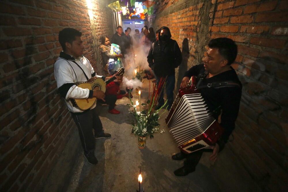 Por primera vez, la tradición de la alumbrada se realizó en las casas y no en los panteones. Fotos: Diego Prado