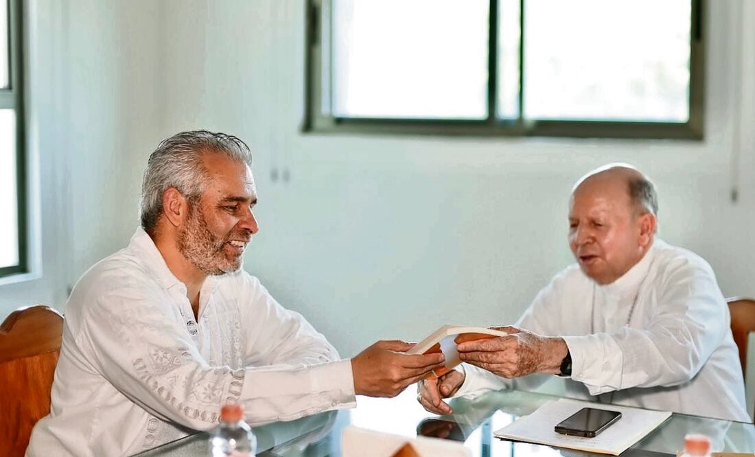 El gobernador Alfredo Ramírez Bedolla (Morena), y el obispo de Apatzingán, Cristóbal Ascencio García, se reunieron el pasado miércoles para acordar coordinación y trabajo en armonía y serenidad por el bien común de la población. Foto: Especial