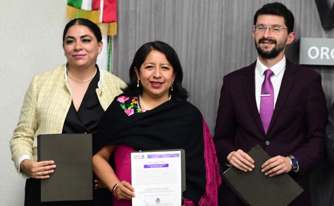 Entrega de constancias de mayoría a ganadores del proceso electoral en Veracruz, entre ellos Rosalba Hernández (centro). Foto: Organismo Público Local Electoral del Estado de Veracruz (OPLE Veracruz)