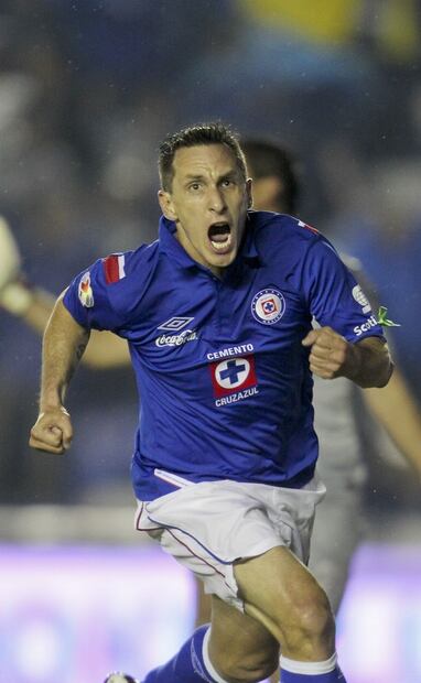 Christian “Chaco” Giménez, festeja el único tanto que anotó el Cruz Azul en su juego de ida de la final Clausura 2013, gol que le dio la ventaja a los cementeros de camino al Estadio Azteca. Foto: Ramón Romero/EL UNIVERSAL.