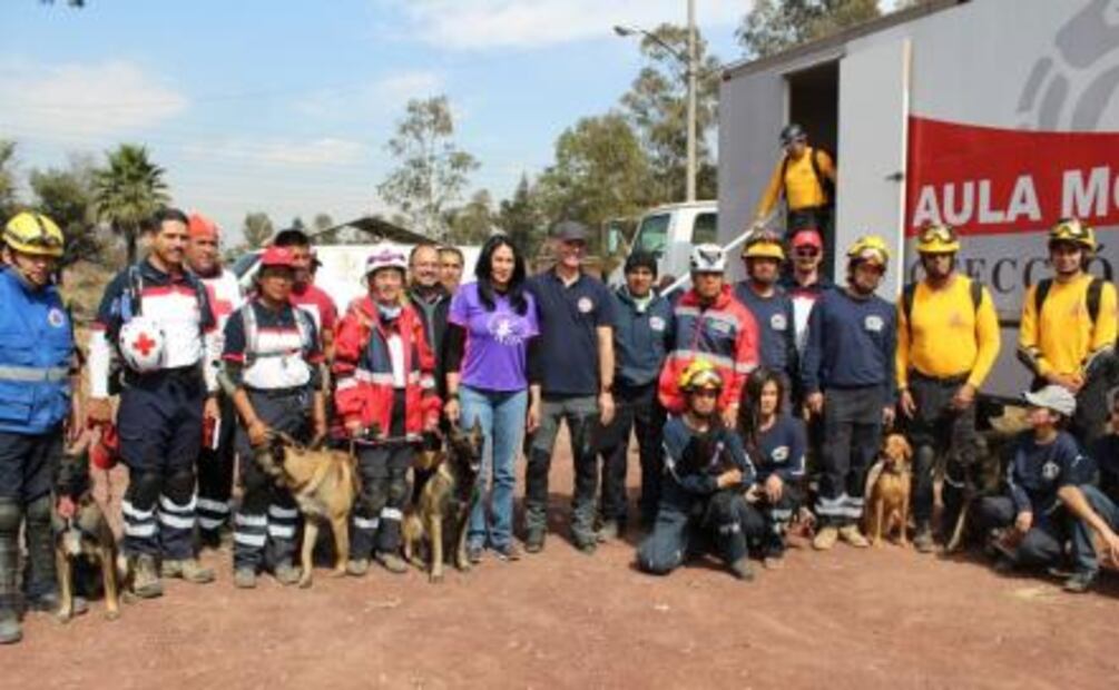Evalúan a perros rescatistas en parque de Iztapalapa