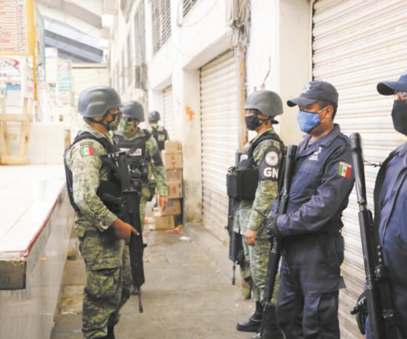 Supervisión. La Guardia Nacional vigila que en el mercado de Iguala abran sólo los locales considerados esenciales. CORTESÍA: AYUNTAMIENTO DE IGUALA