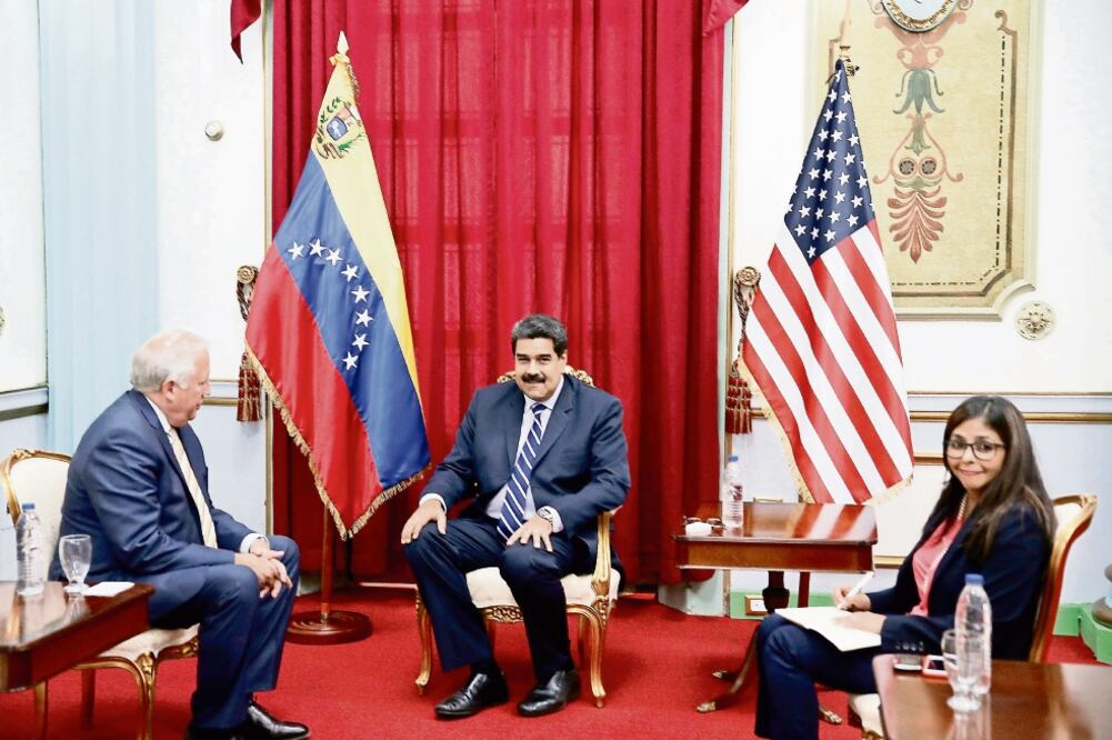 Thomas Shannon, subsecretario para Asuntos Políticos de la cancillería estadounidense; Nicolás Maduro, presidente de Venezuela, y Delcy Rodríguez, ministra de Relaciones Exteriores venezolana, ayer en el Palacio de Miraflores en Caracas (REUTERS)(