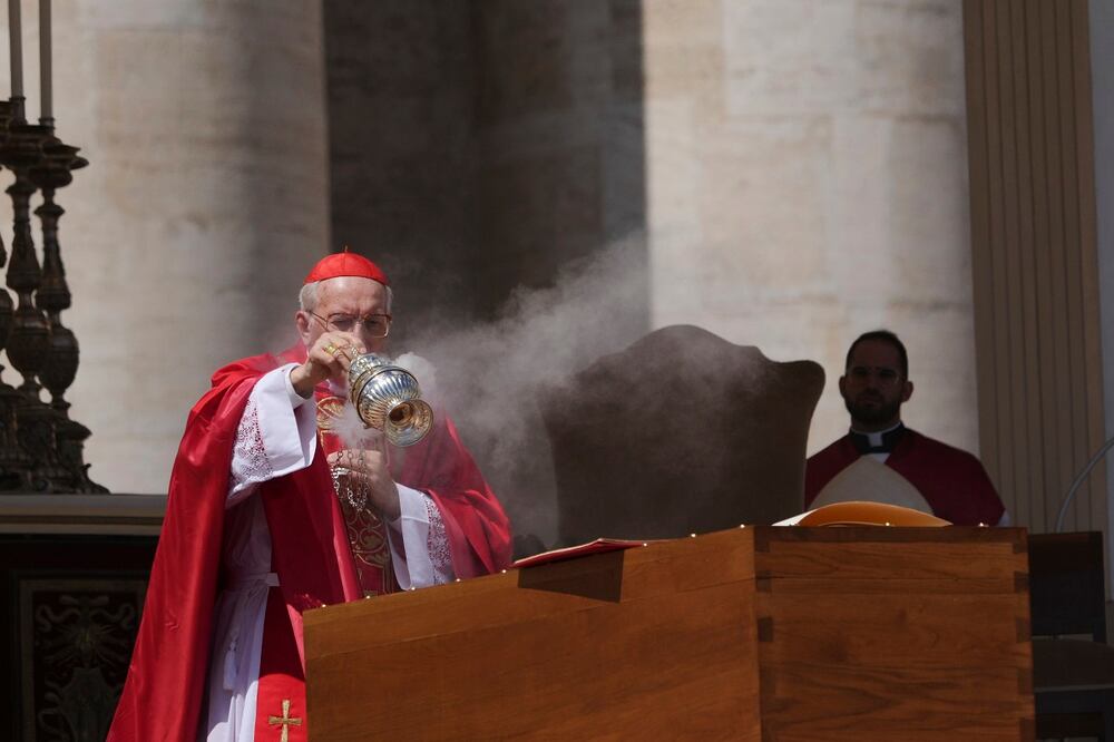 El decano del Colegio Cardenalicio, Giovanni Battista Re, bendice el ataúd durante el funeral del papa Francisco en la Plaza de San Pedro en el Vaticano. Foto: AP