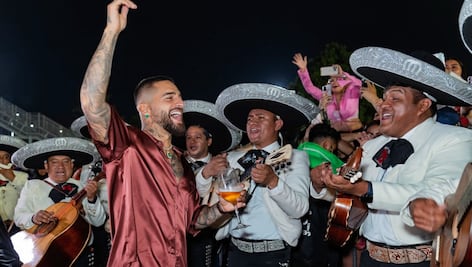 Maluma se echa palomazo con mariachi después de su concierto; se presentó en el Palacio de los Deportes