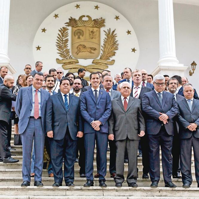 El Congreso venezolano celebró ayer su primera sesión del año. El nuevo liderazgo de Juan Guaidó (centro) promete enfrentar a Maduro. FERNANDO LLANO. AP