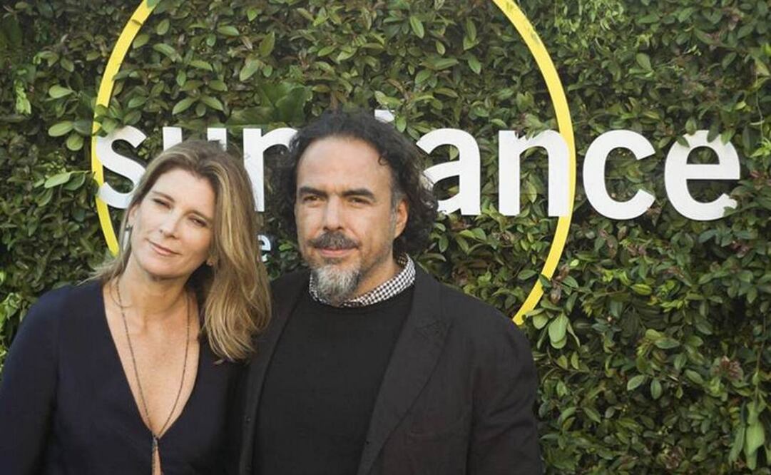 El cineasta mexicano captado junto a su esposa. FOTO: EFE