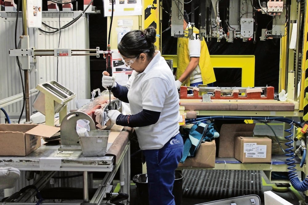 En 2024 los hombres percibían mil 594 pesos mensuales más que las mujeres. Foto: Archivo EL UNIVERSAL