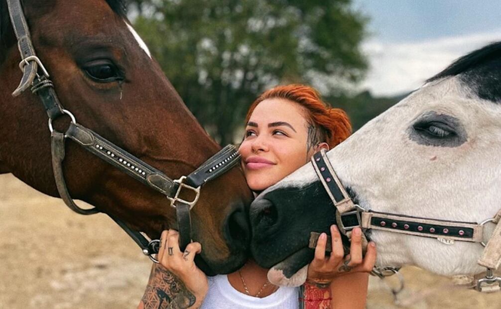 En su cuenta de Instagram compartió los momentos más especiales con diferentes caballos que ha rescatado. Foto: Instagram. @elenaypunto