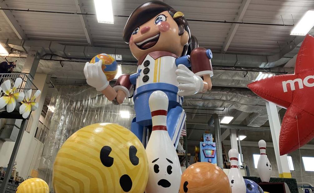 Fotografía de una carroza con la imagen de 'Strikes Again' de Go Bowling, que formará parte del Desfile de Acción de Gracias de Nueva York, durante la presentación de las nuevas carrozas y globos en Macys Studios en Nueva Jersey (Estados Unidos). Wednesday Addams con la cabeza de su hermano en una bandeja, una versión modernizada de Dora la exploradora, el oso amarillo de los dulces de Haribo y los animales del Zoo de Bronx son algunas de las nuevas carrozas y globos que formarán parte de la cabalgata de Acción de Gracias de Nueva York, tradición que este año cumple un siglo. Foto: EFE